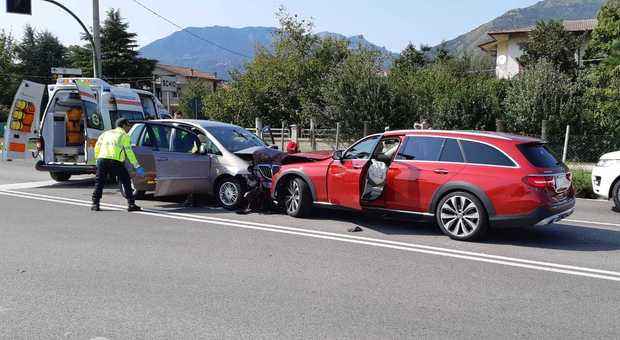Frontale Lancia-Mercedes al semaforo: ferito un pensionato