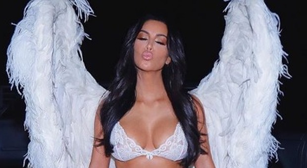 Kim Kardashian, sexy angelo per Halloween. La foto fa impazzire Instagram