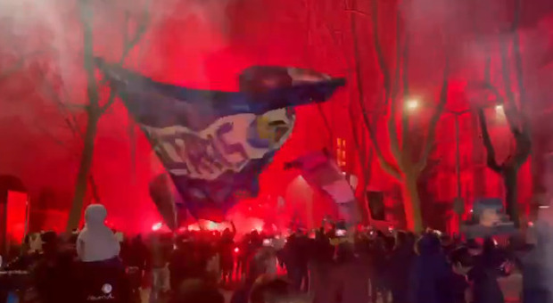 Atalanta-Real Madrid, centinaia di tifosi bergamaschi radunati: assembramenti e poche mascherine