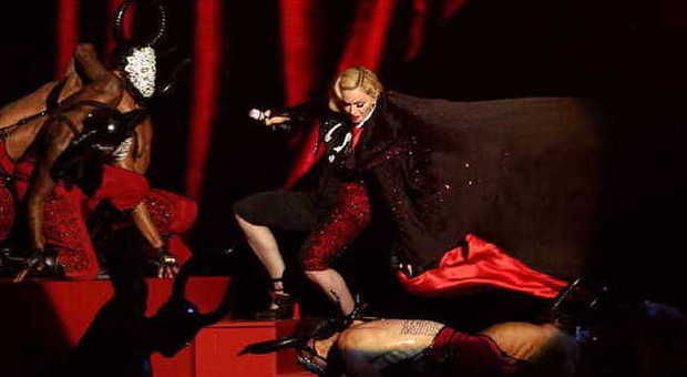 Madonna, incidente durante lo show: cade sul palco e vola giù per tre gradini. Ma poi rassicura: «Nulla può fermarmi»