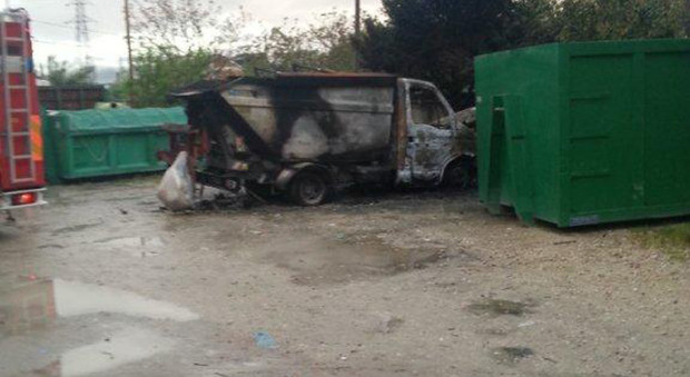 Brucia il camion dei rifiuti gli amministratori comunali: «C'è dolo»