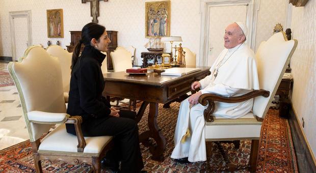 Papa Francesco: in tante famiglie ormai si fa la fame, oggi incontro con la sindaca Raggi