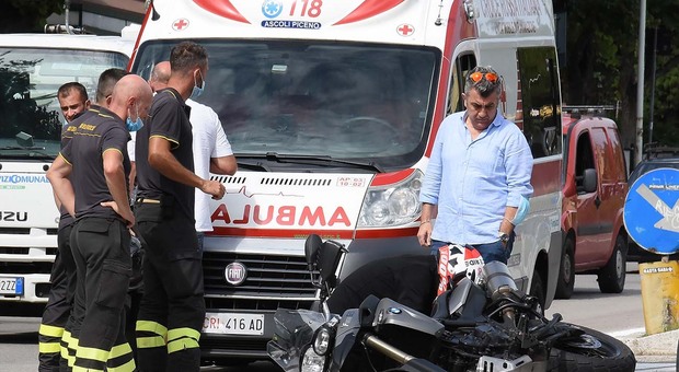 Ascoli, finisce a terra per evitare un'auto: motociclista all'ospedale