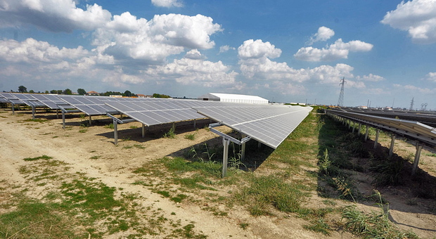 La realizzazione di impianti fotovoltaici, come anche di capannoni produttivi nonché di case, aumenta il consumo di suolo
