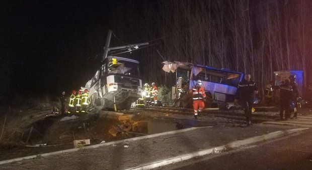 Incidente in Francia, scuolabus spezzato in due dal treno