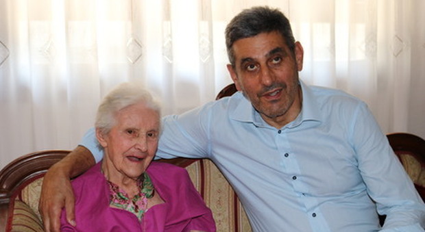 Elena Lazzarini, 104 anni, con un parente