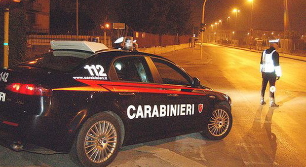 Ubriaca fugge all'alt, i carabinieri la inseguono e sparano alle ruote