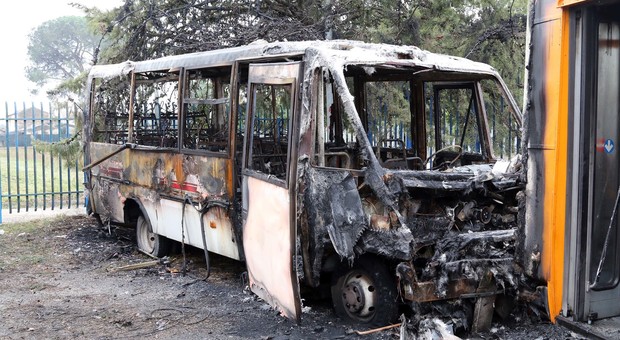 Benevento, attentato alla «Trotta» bruciati due scuolabus Pollicino