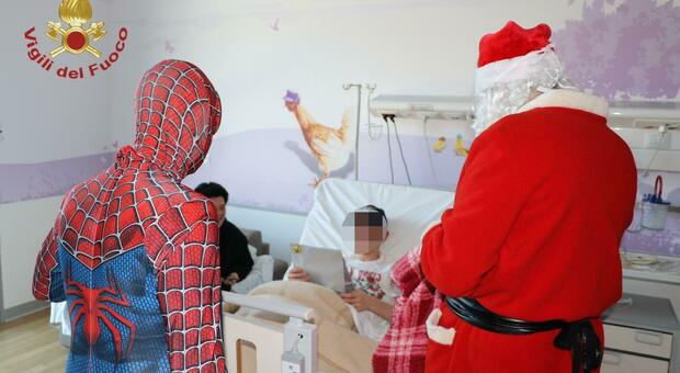Babbo Natale e Spiderman portano i doni a un bambino ricoverato