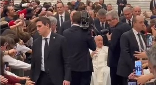 Sorpresa in Vaticano: 7mila ragazzini salutano il Papa cantando l'inno del Bari Il video