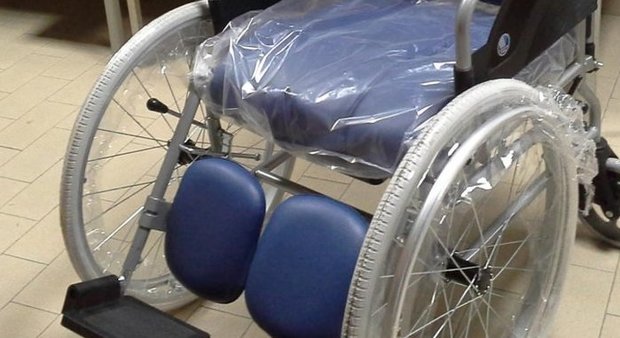 In sedia a rotelle, perde l’equilibrio: precipita lungo le scale e muore