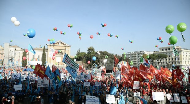 I sindacati in piazza a Roma sferzano il governo: «Cambi rotta»