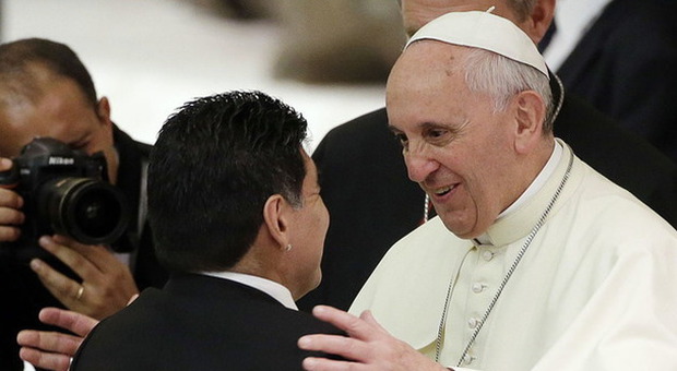 Maradona abbraccia il Papa: «Mi ha detto che mi stava aspettando»