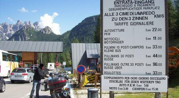 L'accesso alla strada per le Tre Cime di Lavaredo a Rin Bianco poco sopra il lago D'Antorno