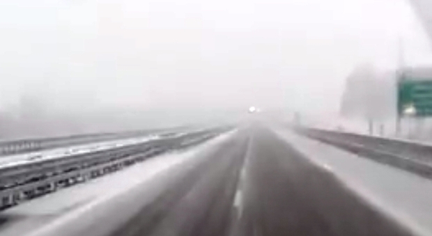 Burrasca di neve sull'autostrada: la polizia stradale scorta un'ambulanza con una bimba cardiopatica a bordo