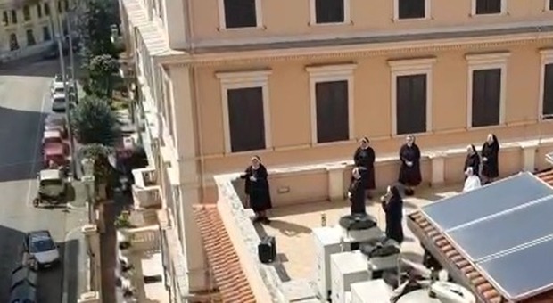 Coronavirus Roma, il canto delle suore sul tetto: preghiera e commozione all'Esquilino