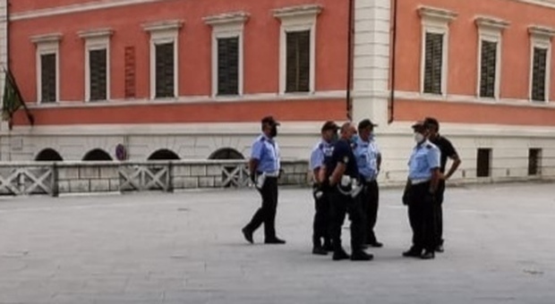 Foligno, lotta a degrado e criminalità il sindaco Zuccarini: «Ci sarà un presidio fisso della polizia locale all'interno del Palazzo Comunale»