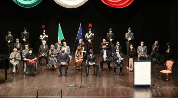 Grande festa al Teatro dell'Aquila per i cavalieri della Repubblica: «I nostri angeli custodi nell’anno più buio»