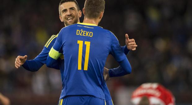 Edin Dzeko esulta con la maglia della Bosnia