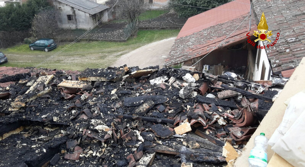 Incendio alla canna fumaria distrutto il tetto di un'abitazione