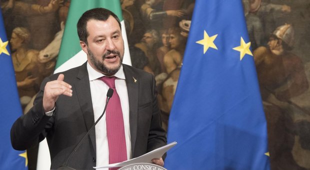 Emergenza bombe, Salvini a Napoli: «Più agenti ma dovranno stare tra la gente»