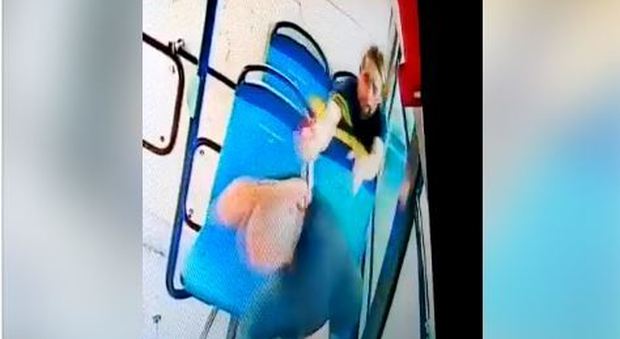 Napoli, uomo accoltellato sul bus all'improvviso: si cerca l'aggressore Video
