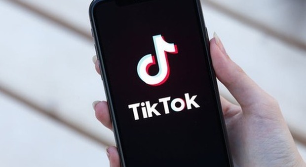 TikTok, da oggi profili under 16 diventano privati in automatico: la svolta contro pedofilia e bullismo