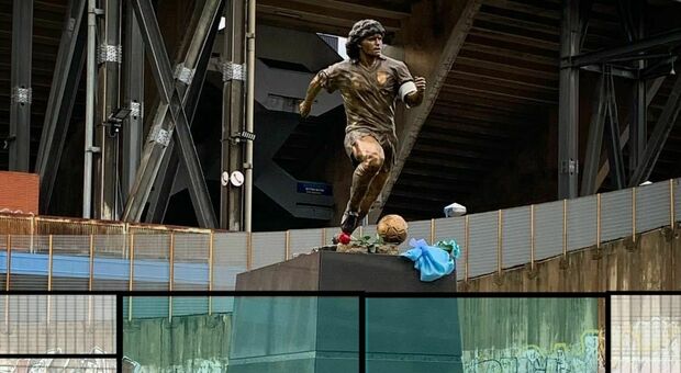 Maradona, torna la statua davanti allo stadio: «Ora potranno vederla tutti»