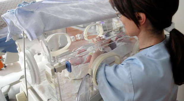 Neonata paralizzata, l'accusa dei genitori: "I medici sapevano e non hanno fatto nulla"