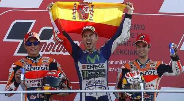 Jorge Lorenzo sul podio di Valencia festeggia vittoria e titolo