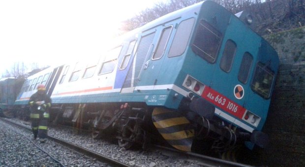 Maltempo, frana fa deragliare treno nel biellese: illesi i 13 passeggeri
