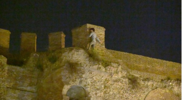 Roma, sfregio sulle mura Aureliane: «I ragazzi si sono arrampicati»