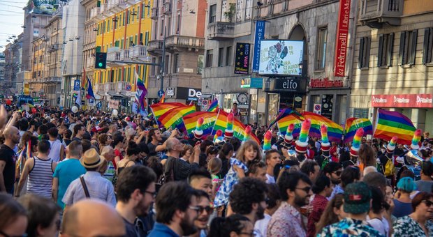 Milano, sfila il gay pride: 250mila in piazza per tra bandiere arcobaleno e striscioni