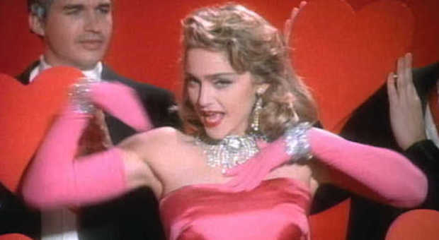 Madonna record all'asta rock: venduto a 81mila dollari il vestito del matrimonio con Sean Penn