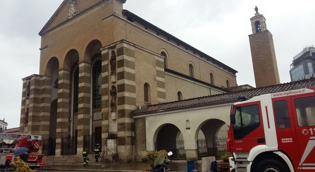 Maltempo, controlli dei vigili del fuoco alla facciata della Cattedrale San Marco