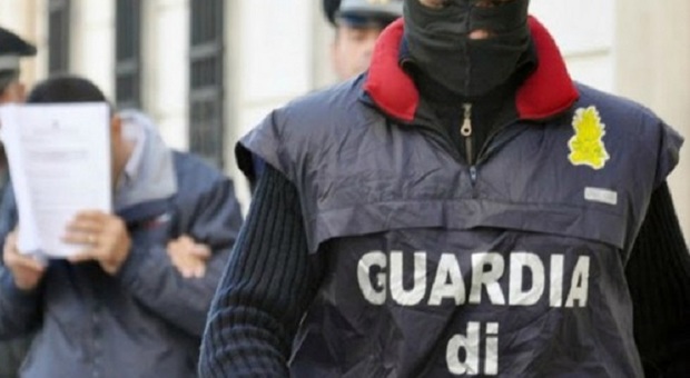 Vendevano tappeti per finanziare il terrorismo: blitz contro venti tunisini