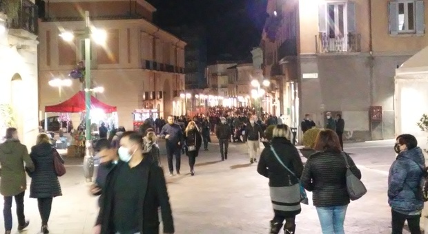 Benevento, folla al corso Garibaldi: verso il numero chiuso nel weekend