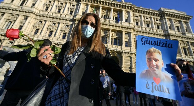 Omicidio Vannini, la madre di Marco porta fiori sulla tomba: «In questa tragedia non ci sono vincitori»