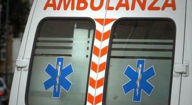 Schianto violento fra due ambulanze a sirene spiegate: una si ribalta, grave uno dei pazienti già a bordo