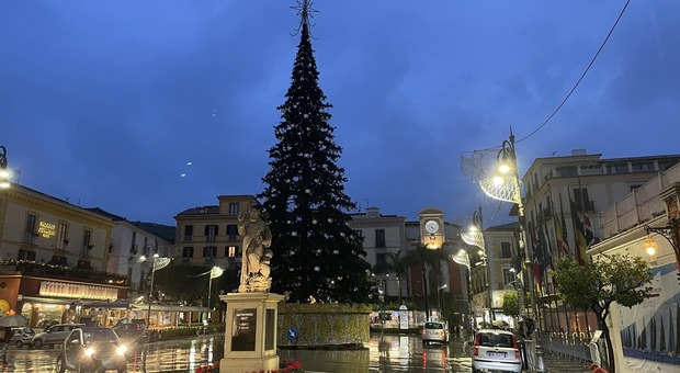 L'albero di Natale di piazza Tasso a Sorrento rimane spento
