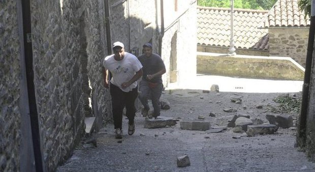 Scossa di terremoto di magnitudo 5,2 epicentro in Toscana: il Nord Italia trema. Crolli e tre feriti