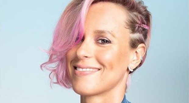 Federica Pellegrini cambia look: capelli rosa per la nuotatrice