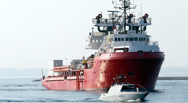 Migranti, Ocean viking accolta a Pozzallo con 104 naufraghi. L'Ue: «Bene Italia, Francia e Germania»