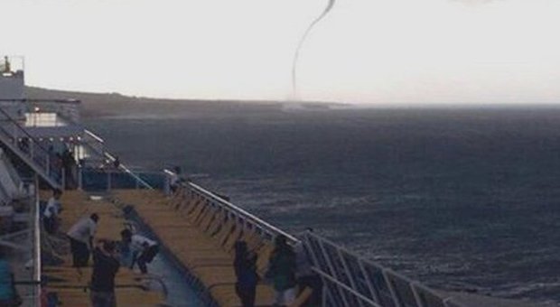 Tromba d'aria davanti alla Costa Serena (foto Ansa)