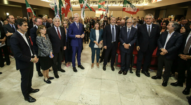 Il ministro degli Esteri Antonio Tajani con i protagonisti della convention di Forza Italia a Perugia