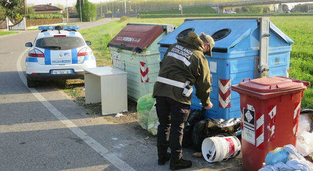 Divani, lavatrici e interi mobili, caccia ai furbetti dei rifiuti: il conto è di 170mila euro