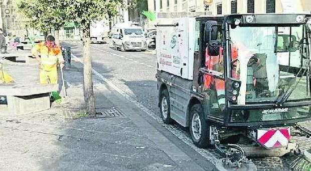 Rifiuti e strade sporche a Napoli: «Subito raffica di multe»