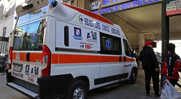 «Napoli, ambulanze bloccate nel traffico dalla sosta selvaggia delle auto»