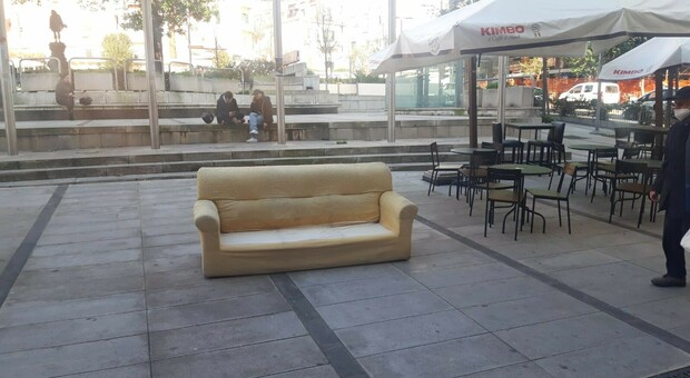 Napoli, nella zona pedonale di Piazzetta Arenella «spunta» un divano a due piazze