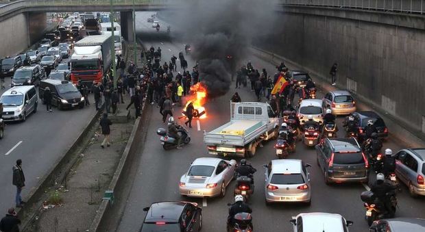 Parigi, tensione per sciopero dei tassisti: investito un manifestante